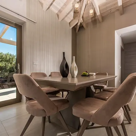 Willa Avra Luxury & Keri