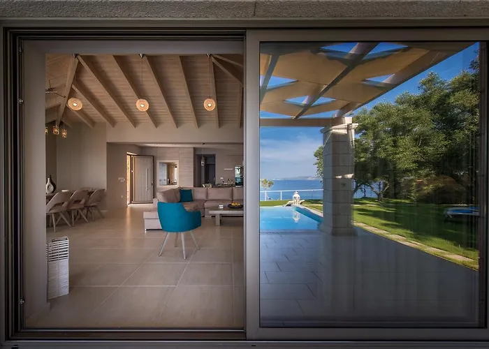 Avra Luxury & كيري