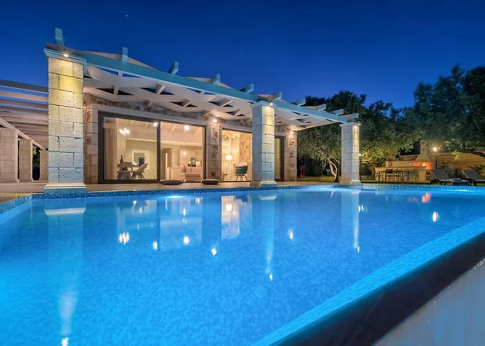 Avra Luxury & فيلة كيري