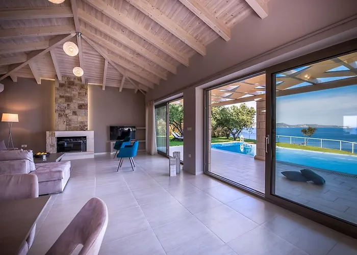 Avra Luxury & فيلة
