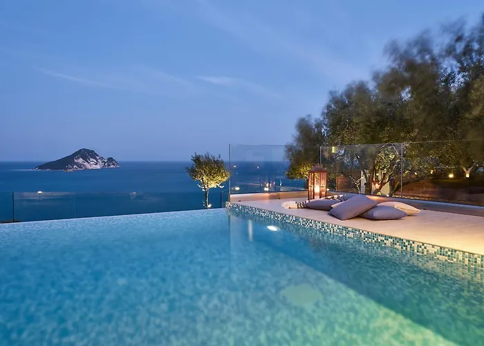 Avra Luxury & كيري